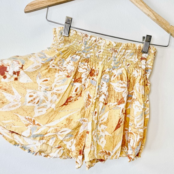 Summer Outfit Yellow Roxy Shorts & White Crop Top - Picture 4 of 12